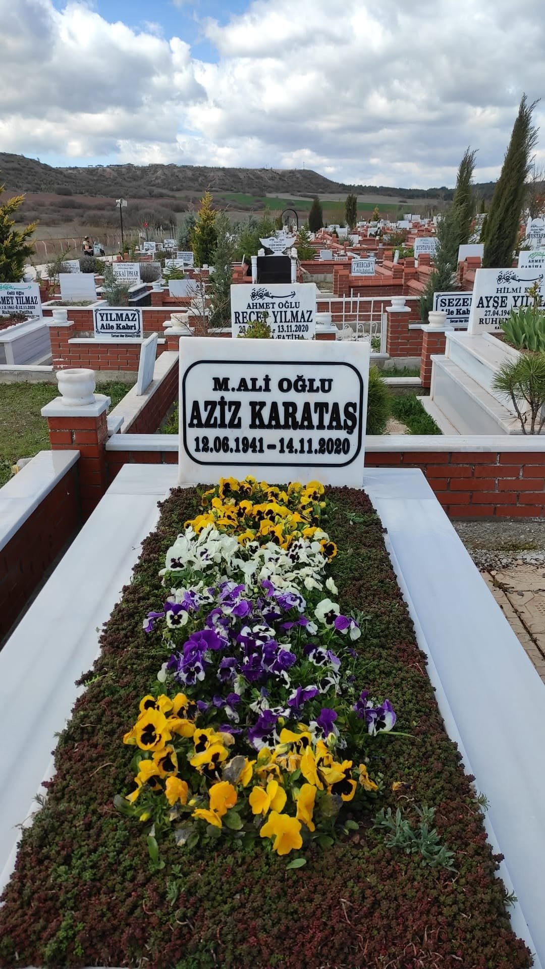 Mezar Taşı Yazıları Nasıl Yenilenir? Altın Yaldız, Siyah Boya ve Kabartma Harf Bakımı