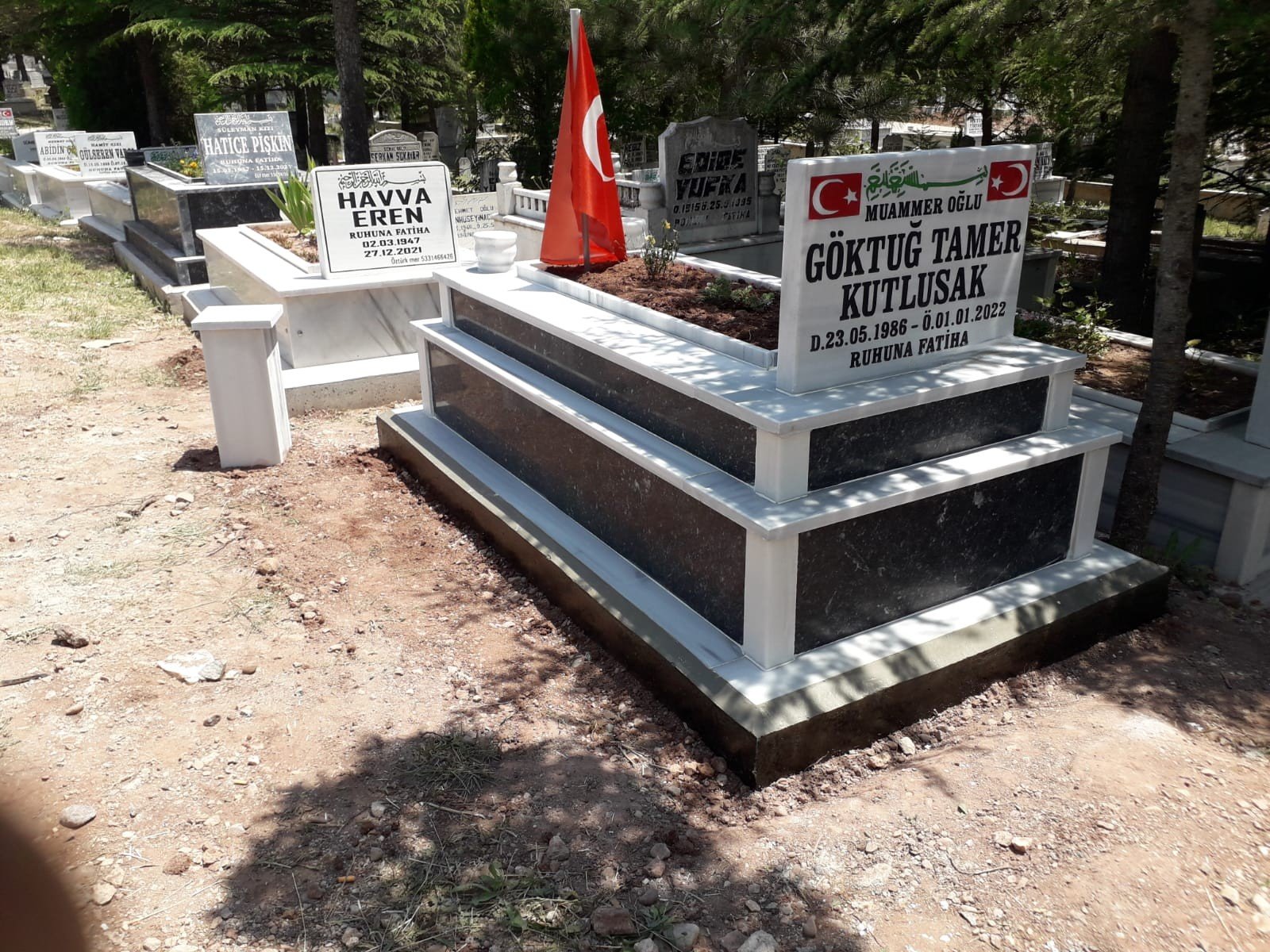 30'luk Üstü 15'lik Akşehir Siyahı Mermer Mezar