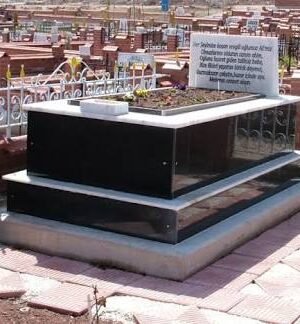 Asır Mezar – Siyah Apsolit Granit Gövde, Beyaz Mermer Kapaklı Model